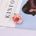 Detaillierte Nahaufnahme eines charmanten künstlichen Rosenkopfes für die Dekoration. - Rosa