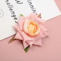 Nahaufnahme des künstlichen rosa Rosenblütenkopfes, ideal für DIY-Handwerk und Hochzeitsdeko. - Rosa und Hellgelb