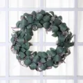 Künstlicher Eukalyptus-Kranz mit lila Blumen für Heimtür Wand Feiertagsdekor Detailansicht - Stil 3 / 30cm
