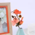 Künstlicher oranger Blumenzweig mit Mini-Vase für die Tischdekoration und schöne Raumgestaltung. - Stil 3
