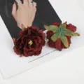 Detailansicht der dunkelroten künstlichen Pfingstrosenblüten für Blumenarrangements. - Stil 1