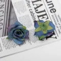 Künstliche blaue Rosenblüte Detailansicht mit Vorderseite und Kelchblatt für Deko. - Stil 2