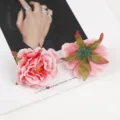 Nahaufnahme rosa künstlicher Pfingstrosenblüten zeigt Vorder- und Rückseite im Detail. - Stil 4