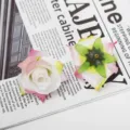 Gedetailleerde close-up van kunstmatige zijden rozenbloemhoofdjes met bloembladstructuur. - Stijl 5