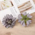 Detailansicht grauer künstlicher Dahlienblüten mit grünen Kelchblättern für DIY und Dekoration. - 10# Grau-Lila