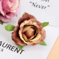 Detailaufnahme künstlicher Blumenkopf, braune Rosenbastelmaterial für Hochzeitsdeko. - Gelb