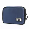 Vue détaillée de la pochette de rangement pour accessoires numériques bleue, compacte et portable. - Bleu Marine