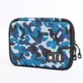 Détail du sac de rangement numérique camouflage bleu, organisateur pour câbles et batteries. - Camouflage bleu océan