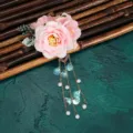 Nahaufnahme Detail der rosa Blumen Hanfu Haarklammer mit Quaste und Muschelanhängern. - Rosa Stil 2
