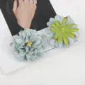Detailansicht künstlicher Chrysanthemen Blütenköpfe Seidenstoff Blumen Dekoration für Basteln. - Hellgraublau