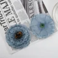 Detailaufnahme blauer künstlicher Chrysanthemen, Nahaufnahme dekorativer Seidenblumendekor. - Stil 1