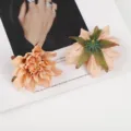 Detailansicht künstlicher Pfirsich Dahlien Blüte, realistische Stoff Blumen Deko zum Basteln. - Stil 3