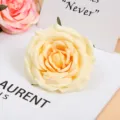Detailaufnahme des künstlichen Seidenrosenkopfs, ideal für DIY-Hochzeitsdeko und Basteln. - Stil 5