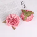 Detailansicht künstlicher rosa Rosenblüten mit grünen Blättern für Hochzeit und Heimwerkerdekor. - Rosa