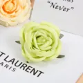 Nahaufnahme des künstlichen grünen Rosenblütenkopfes für DIY-Basteln und Foto-Requisite. - Stil 9