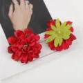 Detailaufnahme künstlicher Seidenblumenkopf, realistische rote Chrysantheme für Hochzeitsdekor. - Rot