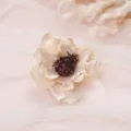 Künstliche Seidenblumen Detailaufnahme mit zarten Blütenblättern auf rosa Tüllhintergrund. - Stil 2