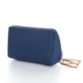 Tragbare blaue Kosmetiktasche mit braunen Leder-Reißverschlussanhängern für Make-up und Reisen. - Marineblau
