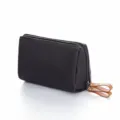 Schwarze Kosmetiktasche mit braunen Lederlaschen, ideal für Reisen und tägliche Aufbewahrung. - Außen Schwarz Innen Rot
