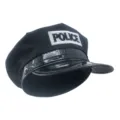 Detalle del gorro de policía negro con visera brillante y parche bordado claramente visible. - Talla única / Negro