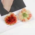 Künstliche Nelken Blütenköpfe Detail Nahaufnahme, mehrschichtiger Stoff, DIY Blumenaccessoires. - Stil 7