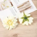 Detailaufnahme künstlicher Dahlienblüten, hellgelbe Stoffblumen Dekorationsrequisite. - 19# Hellgelb