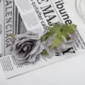 Nahaufnahme Detail der künstlichen Vintage-Rosenblüte mit Brandrand in Grau-Lila für Dekor. - Stil 2