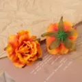 Künstliche Pfingstrosenblüte Detailaufnahme, orangefarbene Seidenblume Hochzeitsdeko. - Orange