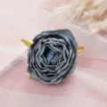 Nahaufnahme des dunkelgrau-blauen Samt-Rosenblütenkopfes für DIY-Fotografie und Dekoration. - Stil 2