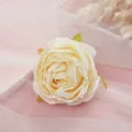 Nahaufnahme künstlicher elfenbeinfarbenen Rosenblüte, ideal für DIY-Basteln und Fotorequisiten. - Stil 13