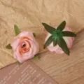 Detailansicht künstlicher Seidenrosenblüten, rosa DIY Handwerks Blumen Dekorationsmaterial. - Rosa