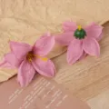 Detailaufnahme rosa künstlicher Lilienblütenköpfe, ideal für DIY-Bastelarbeiten und Haarschmuck. - Lotusrosa