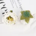 Nahaufnahme Detailansicht weiße künstliche Rosenblüten, Stoffmaterial für DIY Handwerk. - Weiß