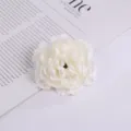 Detailaufnahme einer künstlichen weißen Seidenrosenblüte, ideal als Dekorationsrequisite. - Stil 4