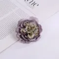 Detaillierte Nahaufnahme einer künstlichen lila Seidenblume mit mehrschichtigen Blütenblättern. - Stil 5