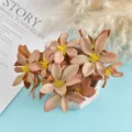 Detailaufnahme von künstlichen Seidenblumenköpfen in einer Vase, ideal für Bastelarbeiten und Foto-Requisiten. - Stil 3