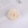 Detailaufnahme einer eleganten künstlichen cremefarbenen Rose für perfekte Dekorationen. - Stil 12