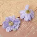 Künstliche lila Gänseblümchen Köpfe für DIY Handwerk, Haarschmuck und Hochzeitsdekoration. - Lila