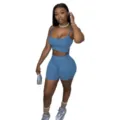 Set estivo due pezzi composto da crop top blu e pantaloncini ciclista, elegante e casual. - Azzurro