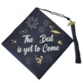 Gorro de graduación con borla dorada y dije de 2024 para ceremonia de graduación escolar - Ajustable / Estilo de Banda Elástica / Negro