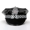 Gorra de policía de charol negro con insignia plateada y banda a cuadros para fiestas. - Ajustable / Cuadros en blanco y negro con logo de coche