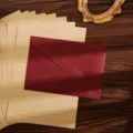 Set di carta da lettere vintage in carta kraft con busta rosso scuro per messaggi. - Colore carminio / 5 Pezzi