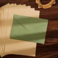 Set di cancelleria vintage in carta kraft con fogli a righe e busta verde elegante. - Lush Grass Green