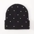 Nahaufnahme der schwarzen Strickmütze, funkelnde Strass-Verzierung, warme Winterkopfbedeckung. - Schwarz