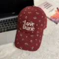 Detailansicht der retro dunkelroten Blumen-Baseballkappe mit vorderem Stickerei-Text. - Einheitsgröße / Burgunderrot