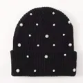 Detailansicht einer schwarzen Strickmütze mit Perlen und funkelnden Strassblumen. - Einheitsgröße / Schwarz