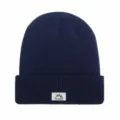 Primer plano del gorro de punto acanalado azul oscuro con detalle de parche logo. - Talla única / Azul marino