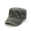 Casquette militaire plate grise usée avec des clous en étoile métalliques pour style urbain. - Réglable / Vert Militaire