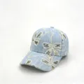 Nahaufnahme der hellblauen Jeans-Baseballkappe mit weißer Spitzenstickerei und Pailletten. - Verstellbar / Hellblau