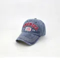 Detailansicht der vintage gewaschenen, verwaschenen blauen Baseballkappe mit Amerika Stickerei. - Verstellbar / Blau